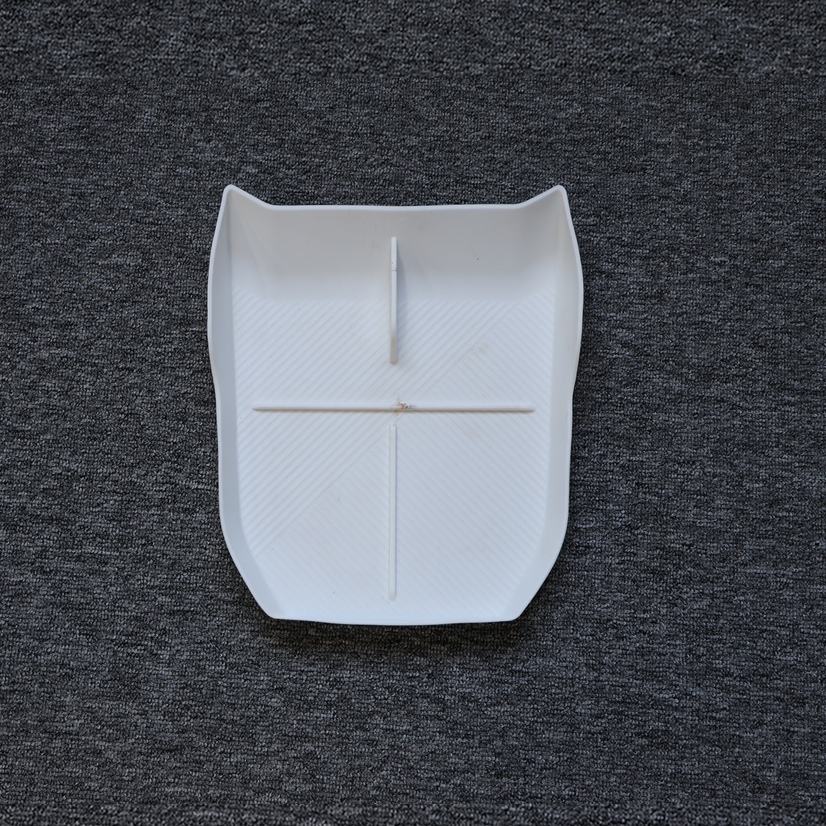 Anti-slip wireless charging pad for Jetour G700 centre console, protects devices and keeps cabin organised.