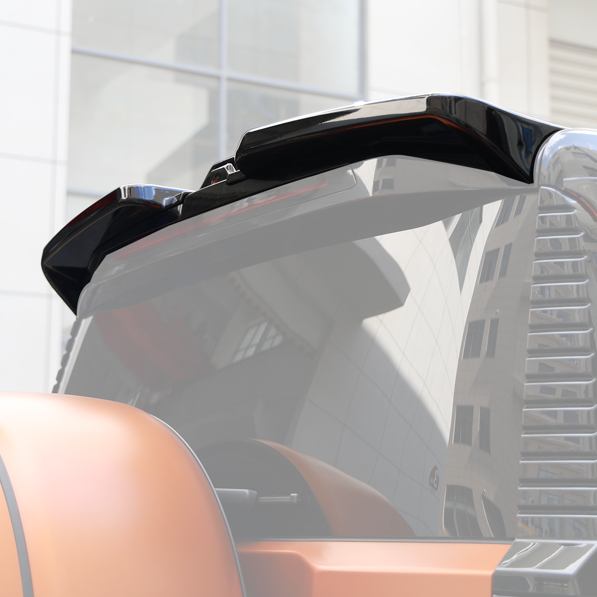 High-gloss black finish on Jetour G700 rear spoiler, offering a smooth surface that is durable and easy to maintain.
