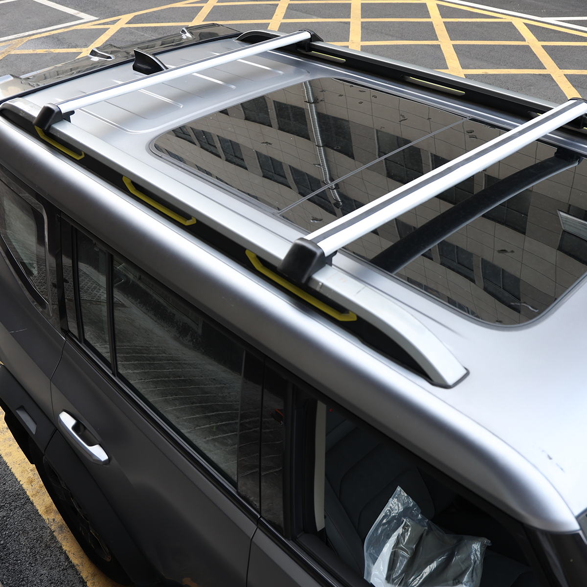 Jetour T2 Roof Cross Bars Installed on Vehicle