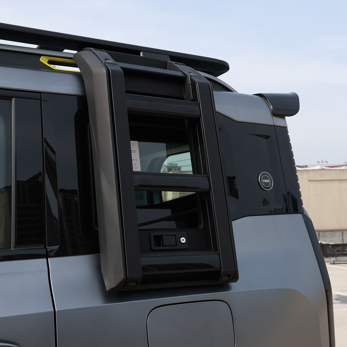 Jetour T2 side ladder installed in silver, showing sleek and rugged design